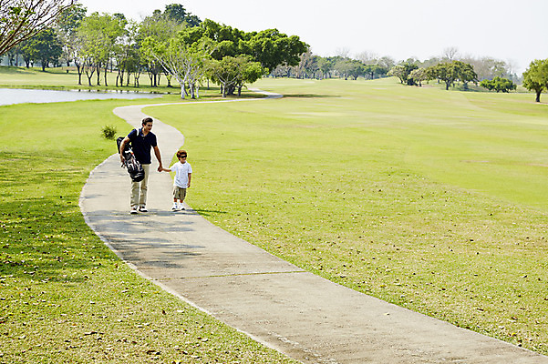 포토 JPG 주간 전신 외국인 나무 해외기획촬영 남자 길 아들 어린이 가족 골프장 2014년태국 사람 잔디 성인 야외 두명 앞모습 부모 선글라스 걷기 손잡기 자녀 아빠 골프가방 즐거움 부자지간 남자만 국내포토 자연요소 식물 감정 안경 뷰포인트 골프 가방 스포츠시설 관계 모션 골프용품 인종 파일형식