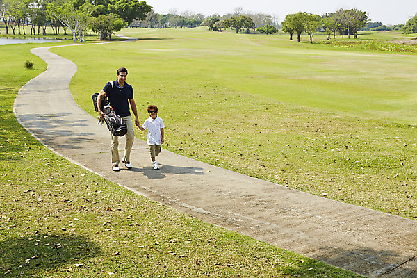포토 JPG 주간 전신 외국인 해외기획촬영 남자 길 아들 어린이 가족 골프장 2014년태국 사람 잔디 성인 야외 두명 앞모습 부모 선글라스 걷기 손잡기 자녀 아빠 골프가방 즐거움 부자지간 남자만 국내포토 자연요소 식물 감정 안경 뷰포인트 골프 가방 스포츠시설 관계 모션 골프용품 인종 파일형식