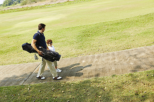 포토 JPG 주간 전신 외국인 해외기획촬영 남자 아들 어린이 가족 골프장 2014년태국 사람 잔디 성인 야외 두명 옆모습 부모 선글라스 걷기 손잡기 자녀 아빠 골프가방 즐거움 부자지간 남자만 국내포토 자연요소 식물 감정 안경 뷰포인트 골프 가방 스포츠시설 관계 모션 골프용품 인종 파일형식