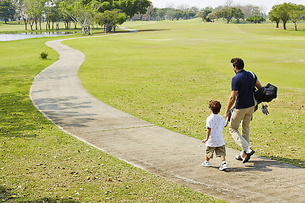 포토 JPG 주간 전신 외국인 해외기획촬영 남자 길 아들 어린이 가족 골프장 2014년태국 사람 잔디 성인 야외 두명 뒷모습 부모 걷기 손잡기 자녀 아빠 골프가방 즐거움 부자지간 남자만 국내포토 자연요소 식물 감정 뷰포인트 골프 가방 스포츠시설 관계 모션 골프용품 인종 파일형식