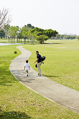 포토 JPG 주간 전신 외국인 나무 해외기획촬영 남자 길 아들 어린이 가족 골프장 2014년태국 사람 잔디 성인 야외 두명 뒷모습 부모 걷기 자녀 뒤돌아보기 아빠 골프가방 즐거움 부자지간 남자만 국내포토 자연요소 식물 감정 뷰포인트 골프 가방 스포츠시설 관계 모션 골프용품 인종 파일형식