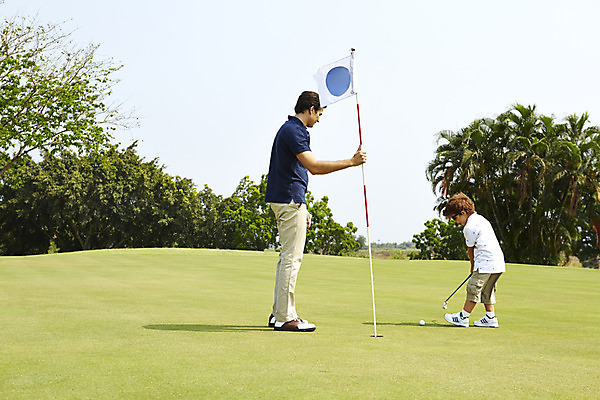 포토 JPG 주간 전신 외국인 나무 해외기획촬영 남자 아들 어린이 골프 가족 골프장 골프공 2014년태국 서기 사람 잔디 성인 야외 두명 옆모습 부모 골프채 자녀 깃발 아빠 즐거움 부자지간 남자만 국내포토 자연요소 식물 감정 뷰포인트 공 스포츠시설 관계 모션 골프용품 인종 구기 파일형식