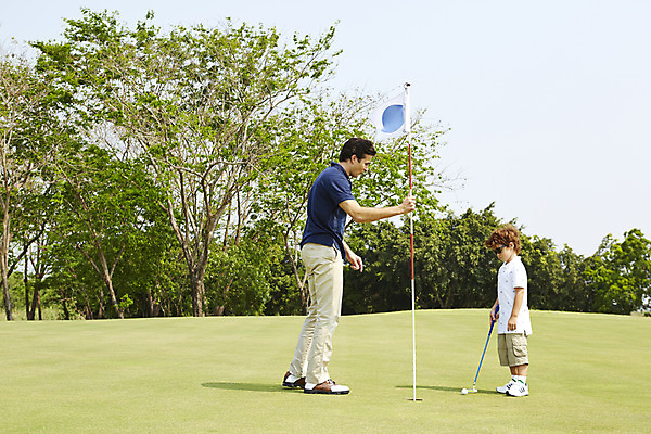 포토 JPG 주간 전신 외국인 나무 해외기획촬영 남자 아들 어린이 골프 가족 골프장 골프공 2014년태국 서기 사람 잔디 성인 야외 두명 옆모습 부모 선글라스 골프채 자녀 깃발 아빠 즐거움 부자지간 남자만 국내포토 자연요소 식물 감정 안경 뷰포인트 공 스포츠시설 관계 모션 골프용품 인종 구기 파일형식