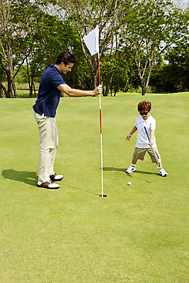포토 JPG 주간 전신 외국인 나무 해외기획촬영 남자 아들 어린이 골프 가족 골프장 골프공 2014년태국 서기 사람 잔디 성인 야외 두명 앞모습 옆모습 부모 선글라스 골프채 자녀 깃발 아빠 즐거움 부자지간 남자만 국내포토 자연요소 식물 감정 안경 뷰포인트 공 스포츠시설 관계 모션 골프용품 인종 구기 파일형식
