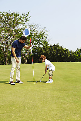 포토 JPG 주간 전신 외국인 나무 해외기획촬영 남자 아들 어린이 골프 가족 골프장 골프공 2014년태국 서기 사람 잔디 성인 야외 두명 옆모습 부모 골프채 자녀 깃발 아빠 즐거움 부자지간 남자만 국내포토 자연요소 식물 감정 뷰포인트 공 스포츠시설 관계 모션 골프용품 인종 구기 파일형식