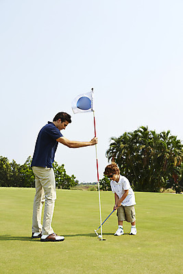 포토 JPG 주간 전신 외국인 나무 해외기획촬영 남자 아들 어린이 골프 가족 골프장 골프공 2014년태국 서기 사람 잔디 성인 야외 두명 옆모습 부모 선글라스 골프채 자녀 깃발 아빠 즐거움 부자지간 남자만 국내포토 자연요소 식물 감정 안경 뷰포인트 공 스포츠시설 관계 모션 골프용품 인종 구기 파일형식