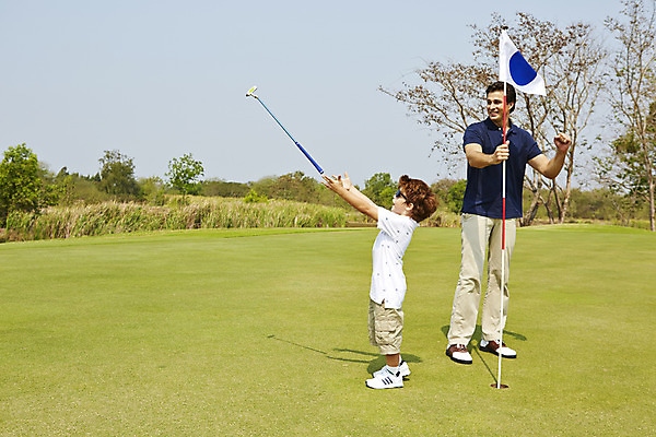 포토 JPG 주간 전신 외국인 해외기획촬영 남자 아들 어린이 골프 가족 골프장 2014년태국 서기 미소 들기 사람 잔디 성인 야외 두명 앞모습 옆모습 부모 기쁨 골프채 자녀 깃발 아빠 즐거움 부자지간 남자만 국내포토 자연요소 식물 감정 뷰포인트 스포츠시설 관계 모션 골프용품 표정 인종 구기 파일형식