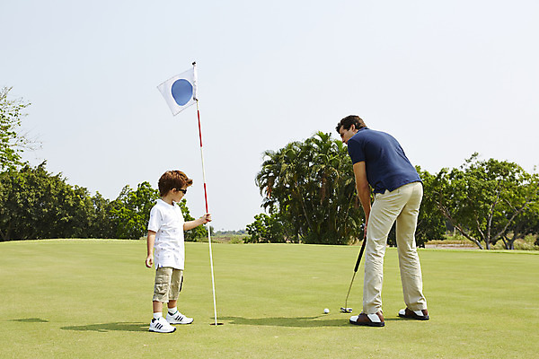 포토 JPG 주간 전신 외국인 해외기획촬영 남자 아들 어린이 골프 가족 골프공 2014년태국 서기 사람 잔디 성인 야외 두명 옆모습 뒷모습 부모 골프채 자녀 깃발 아빠 즐거움 부자지간 남자만 국내포토 자연요소 식물 감정 뷰포인트 공 관계 모션 골프용품 인종 구기 파일형식