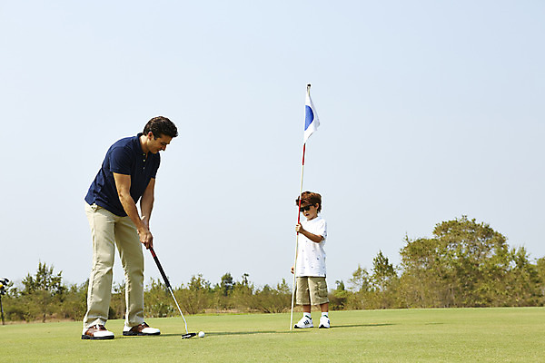 포토 JPG 주간 전신 외국인 해외기획촬영 남자 아들 어린이 골프 가족 골프장 골프공 2014년태국 서기 사람 잔디 성인 야외 두명 앞모습 옆모습 부모 선글라스 골프채 자녀 깃발 아빠 즐거움 부자지간 남자만 국내포토 자연요소 식물 감정 안경 뷰포인트 공 스포츠시설 관계 모션 골프용품 인종 구기 파일형식