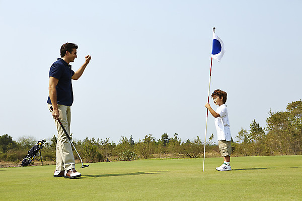 포토 JPG 주간 전신 외국인 해외기획촬영 남자 아들 어린이 골프 가족 골프장 2014년태국 서기 사람 손짓 잔디 성인 야외 두명 옆모습 부모 기쁨 골프채 자녀 아빠 즐거움 부자지간 남자만 국내포토 자연요소 식물 감정 뷰포인트 스포츠시설 관계 모션 골프용품 인종 구기 파일형식