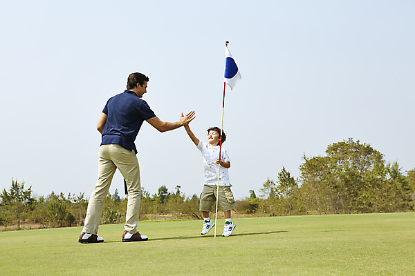 포토 JPG 주간 전신 외국인 해외기획촬영 남자 아들 어린이 골프 가족 골프장 2014년태국 서기 사람 잔디 성인 야외 두명 앞모습 뒷모습 부모 골프채 자녀 깃발 아빠 즐거움 하이파이브 부자지간 남자만 국내포토 자연요소 식물 감정 뷰포인트 스포츠시설 관계 모션 골프용품 인종 손짓 구기 파일형식