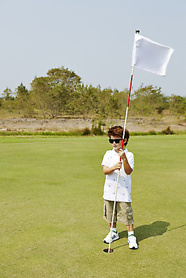 포토 JPG 주간 전신 외국인 해외기획촬영 남자 어린이 골프 골프장 2014년태국 한명 서기 사람 잔디 야외 앞모습 선글라스 깃발 즐거움 남자만 남자한명만 어린이만 소년만 소년한명만 국내포토 자연요소 식물 1 감정 안경 뷰포인트 스포츠시설 모션 인종 구기 파일형식
