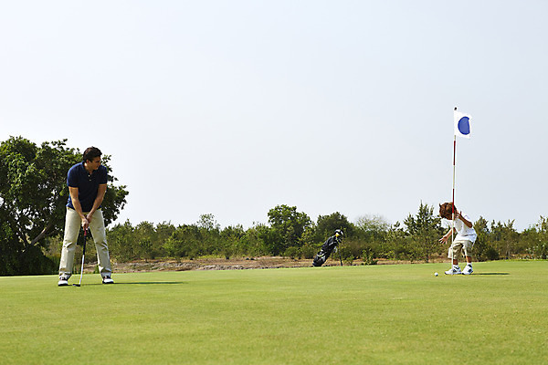 포토 JPG 주간 전신 외국인 나무 해외기획촬영 남자 아들 어린이 골프 가족 골프장 골프공 2014년태국 서기 사람 잔디 성인 야외 두명 앞모습 옆모습 부모 골프채 자녀 깃발 아빠 즐거움 부자지간 남자만 국내포토 자연요소 식물 감정 뷰포인트 공 스포츠시설 관계 모션 골프용품 인종 구기 파일형식