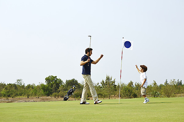 포토 JPG 주간 전신 외국인 해외기획촬영 남자 아들 어린이 골프 가족 골프장 2014년태국 서기 들기 사람 손짓 잔디 성인 야외 두명 옆모습 부모 주먹 기쁨 골프채 자녀 깃발 아빠 즐거움 부자지간 남자만 국내포토 자연요소 식물 감정 뷰포인트 스포츠시설 관계 모션 골프용품 인종 구기 파일형식