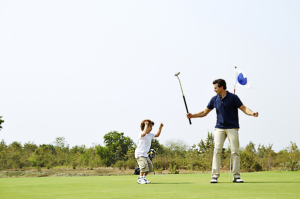 포토 JPG 주간 전신 외국인 해외기획촬영 남자 아들 어린이 골프 가족 골프장 2014년태국 서기 들기 사람 손짓 잔디 성인 야외 두명 앞모습 옆모습 부모 기쁨 골프채 자녀 깃발 아빠 즐거움 부자지간 남자만 국내포토 자연요소 식물 감정 뷰포인트 스포츠시설 관계 모션 골프용품 인종 구기 파일형식