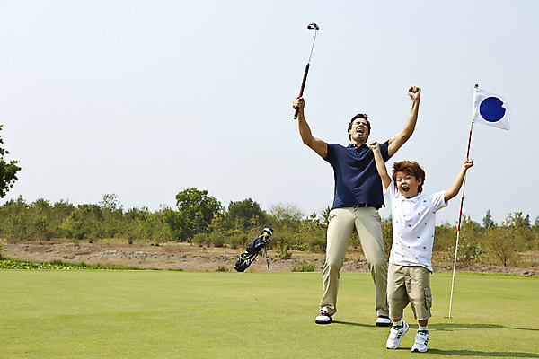 포토 JPG 주간 전신 외국인 해외기획촬영 남자 아들 어린이 골프 가족 골프장 2014년태국 서기 들기 사람 잔디 성인 야외 두명 앞모습 부모 기쁨 골프채 자녀 깃발 아빠 즐거움 부자지간 남자만 국내포토 자연요소 식물 감정 뷰포인트 스포츠시설 관계 모션 골프용품 인종 구기 파일형식