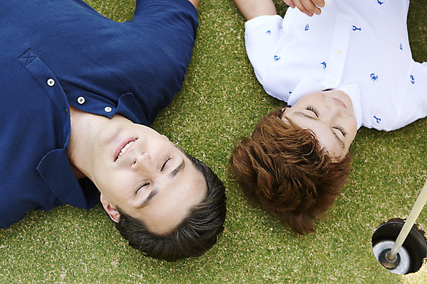 포토 JPG 주간 외국인 해외기획촬영 남자 아들 어린이 골프 가족 골프장 2014년태국 미소 사람 잔디 상반신 성인 야외 두명 앞모습 부모 눕기 눈감음 자녀 아빠 즐거움 부자지간 남자만 국내포토 자연요소 식물 감정 뷰포인트 스포츠시설 관계 모션 표정 인종 구기 파일형식