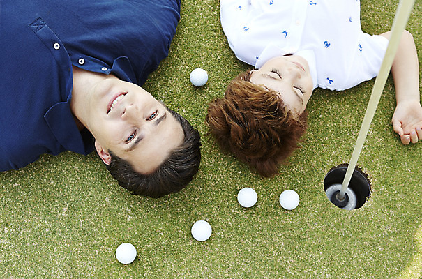 포토 JPG 주간 외국인 해외기획촬영 남자 아들 어린이 골프 가족 골프장 골프공 2014년태국 미소 사람 잔디 상반신 성인 야외 두명 앞모습 부모 눕기 눈감음 자녀 아빠 즐거움 부자지간 남자만 국내포토 자연요소 식물 감정 뷰포인트 공 스포츠시설 관계 모션 골프용품 표정 인종 구기 파일형식