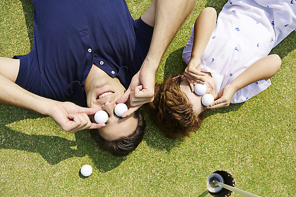 포토 JPG 주간 외국인 해외기획촬영 남자 아들 어린이 골프 장난 가족 골프장 골프공 2014년태국 사람 잔디 상반신 성인 야외 두명 앞모습 부모 눕기 자녀 눈가림 아빠 즐거움 부자지간 남자만 국내포토 자연요소 식물 감정 뷰포인트 공 스포츠시설 관계 모션 골프용품 인종 구기 가림 파일형식