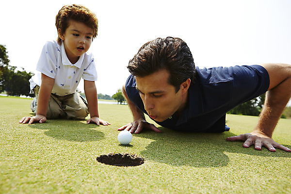 포토 JPG 주간 외국인 해외기획촬영 남자 아들 어린이 엎드리기 골프 가족 골프장 골프공 2014년태국 사람 앉기 잔디 상반신 성인 야외 두명 앞모습 부모 자녀 아빠 불기 즐거움 부자지간 남자만 국내포토 자연요소 식물 감정 뷰포인트 공 스포츠시설 관계 모션 골프용품 인종 구기 파일형식