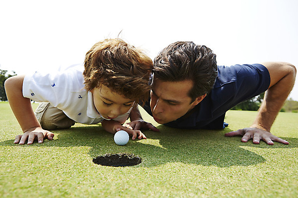 포토 JPG 주간 외국인 해외기획촬영 남자 아들 어린이 엎드리기 골프 가족 골프장 골프공 2014년태국 사람 잔디 상반신 성인 야외 두명 앞모습 부모 자녀 아빠 불기 즐거움 부자지간 남자만 국내포토 자연요소 식물 감정 뷰포인트 공 스포츠시설 관계 모션 골프용품 인종 구기 파일형식