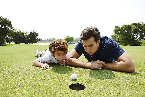 포토 JPG 주간 전신 외국인 해외기획촬영 남자 아들 어린이 엎드리기 골프 가족 골프장 골프공 2014년태국 사람 잔디 상반신 성인 야외 두명 앞모습 부모 자녀 아빠 불기 즐거움 부자지간 남자만 국내포토 자연요소 식물 감정 뷰포인트 공 스포츠시설 관계 모션 골프용품 인종 구기 파일형식