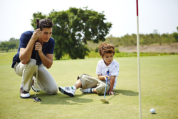 포토 JPG 주간 전신 외국인 나무 해외기획촬영 남자 아들 어린이 골프 가족 골프장 골프공 2014년태국 들기 사람 앉기 잔디 성인 야외 두명 앞모습 부모 골프채 자녀 아빠 즐거움 부자지간 남자만 국내포토 자연요소 식물 감정 뷰포인트 공 스포츠시설 관계 모션 골프용품 인종 구기 파일형식