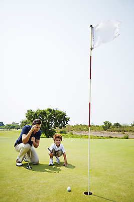 포토 JPG 주간 전신 외국인 해외기획촬영 남자 아들 어린이 골프 가족 골프장 골프공 2014년태국 미소 사람 앉기 잔디 성인 야외 두명 앞모습 부모 골프채 자녀 깃발 아빠 즐거움 부자지간 남자만 국내포토 자연요소 식물 감정 뷰포인트 공 스포츠시설 관계 모션 골프용품 표정 인종 구기 파일형식