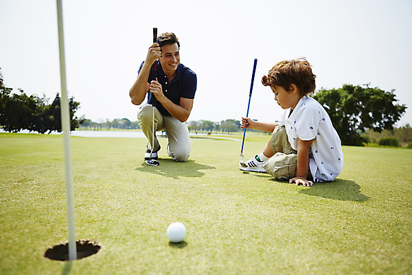 포토 JPG 주간 전신 외국인 해외기획촬영 남자 아들 어린이 골프 가족 골프장 골프공 2014년태국 미소 사람 앉기 잔디 성인 야외 두명 앞모습 옆모습 부모 골프채 자녀 아빠 즐거움 부자지간 남자만 국내포토 자연요소 식물 감정 뷰포인트 공 스포츠시설 관계 모션 골프용품 표정 인종 구기 파일형식