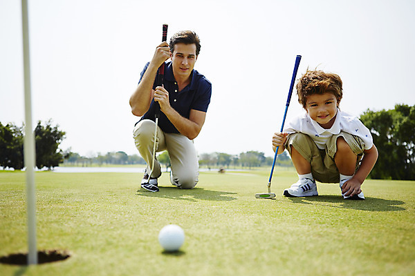 포토 JPG 주간 전신 외국인 해외기획촬영 남자 아들 어린이 골프 가족 골프장 골프공 2014년태국 미소 사람 앉기 잔디 성인 야외 두명 앞모습 부모 골프채 자녀 아빠 즐거움 부자지간 남자만 국내포토 자연요소 식물 감정 뷰포인트 공 스포츠시설 관계 모션 골프용품 표정 인종 구기 파일형식