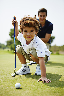 포토 JPG 주간 전신 외국인 해외기획촬영 남자 아들 어린이 골프 가족 골프장 골프공 2014년태국 미소 사람 앉기 잔디 성인 야외 두명 앞모습 아웃포커스 부모 골프채 자녀 아빠 즐거움 부자지간 남자만 국내포토 자연요소 식물 감정 뷰포인트 공 스포츠시설 관계 모션 골프용품 촬영기법 표정 인종 구기 파일형식