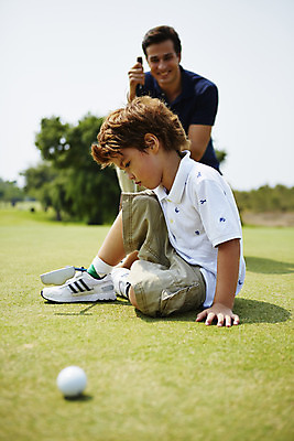 포토 JPG 주간 전신 외국인 해외기획촬영 남자 아들 어린이 골프 가족 골프장 골프공 2014년태국 사람 앉기 잔디 상반신 성인 야외 두명 앞모습 옆모습 아웃포커스 부모 골프채 자녀 아빠 즐거움 부자지간 남자만 국내포토 자연요소 식물 감정 뷰포인트 공 스포츠시설 관계 모션 골프용품 촬영기법 인종 구기 파일형식