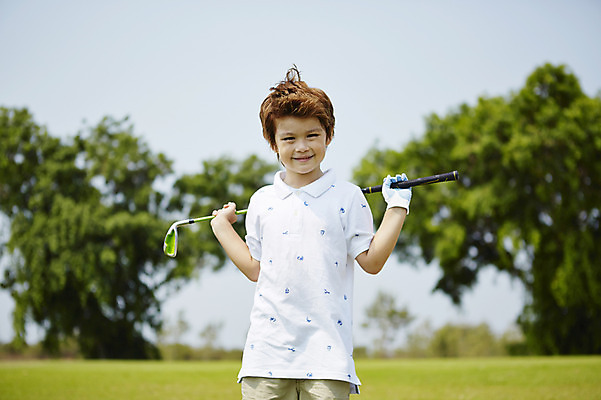 포토 JPG 주간 외국인 해외기획촬영 남자 어린이 골프 골프장 2014년태국 한명 서기 미소 들기 사람 상반신 야외 앞모습 아웃포커스 골프채 즐거움 남자만 남자한명만 어린이만 소년만 소년한명만 국내포토 자연요소 1 감정 뷰포인트 스포츠시설 모션 골프용품 촬영기법 표정 인종 구기 파일형식