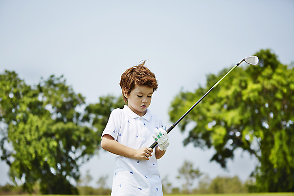 포토 JPG 주간 외국인 해외기획촬영 남자 어린이 골프 골프장 2014년태국 한명 서기 들기 사람 상반신 야외 앞모습 아웃포커스 골프채 즐거움 남자만 남자한명만 어린이만 소년만 소년한명만 국내포토 자연요소 1 감정 뷰포인트 스포츠시설 모션 골프용품 촬영기법 인종 구기 파일형식