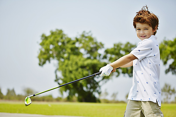 포토 JPG 주간 외국인 해외기획촬영 남자 어린이 골프 골프장 2014년태국 한명 서기 미소 들기 사람 상반신 야외 아웃포커스 골프채 즐거움 남자만 남자한명만 어린이만 소년만 소년한명만 국내포토 자연요소 1 감정 스포츠시설 모션 골프용품 촬영기법 표정 인종 구기 파일형식