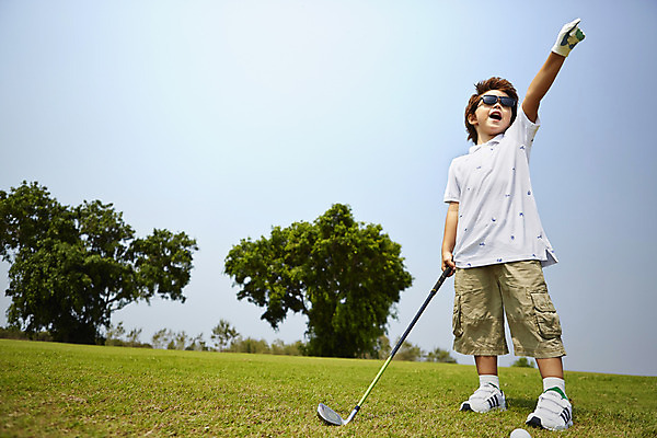 포토 JPG 주간 전신 외국인 나무 해외기획촬영 남자 어린이 골프 골프장 2014년태국 한명 서기 사람 손짓 잔디 성인 야외 앞모습 선글라스 햇빛 손들기 주먹 골프채 즐거움 남자만 남자한명만 국내포토 자연요소 식물 1 감정 안경 뷰포인트 스포츠시설 모션 골프용품 인종 태양 구기 파일형식
