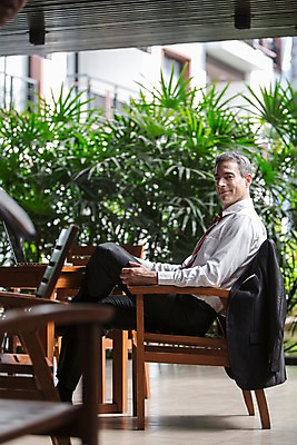 포토 JPG 주간 전신 서양인 외국인 백인 해외기획촬영 남자 2013년태국 40대 중년 의자 비즈니스 탁자 휴식 한명 미소 사람 앉기 정장 성인 야외 옆모습 직장인 비즈니스맨 복도 남자만 남자한명만 성인남자만 성인한명만 성인남자한명만 중년만 중년남자만 중년남자한명만 성인만 국내포토 자연요소 직업 1 옷 뷰포인트 가구 컨셉 모션 표정 인종 파일형식