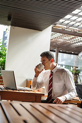 포토 JPG 주간 서양인 외국인 백인 해외기획촬영 응시 남자 여유 커피 2013년태국 40대 중년 비즈니스 탁자 휴식 한명 들기 사람 앉기 정장 상반신 성인 야외 옆모습 노트북 마시기 웹서핑 업무 직장인 비즈니스맨 복도 커피잔 남자만 남자한명만 성인남자만 성인한명만 성인남자한명만 중년만 중년남자만 중년남자한명만 성인만 국내포토 자연요소 직업 1 시선 옷 감정 음료 뷰포인트 가구 컨셉 모션 잔 인종 전자제품 작업 파일형식