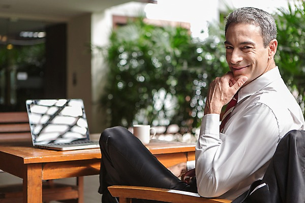 포토 JPG 주간 서양인 외국인 백인 해외기획촬영 남자 2013년태국 40대 중년 의자 비즈니스 탁자 휴식 한명 미소 사람 앉기 정장 상반신 성인 야외 옆모습 아웃포커스 노트북 웹서핑 업무 직장인 비즈니스맨 복도 커피잔 남자만 남자한명만 성인남자만 성인한명만 성인남자한명만 중년만 중년남자만 중년남자한명만 성인만 국내포토 자연요소 직업 1 옷 커피 뷰포인트 가구 컨셉 모션 잔 촬영기법 표정 인종 전자제품 작업 파일형식