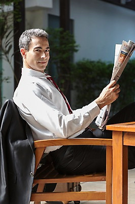 포토 JPG 주간 서양인 외국인 백인 해외기획촬영 남자 2013년태국 40대 중년 의자 비즈니스 탁자 휴식 한명 미소 들기 사람 앉기 정장 상반신 성인 야외 옆모습 직장인 비즈니스맨 복도 신문 신문읽기 남자만 남자한명만 성인남자만 성인한명만 성인남자한명만 중년만 중년남자만 중년남자한명만 성인만 국내포토 자연요소 직업 1 옷 뷰포인트 가구 컨셉 모션 표정 인종 간행물 뉴스 읽기 파일형식