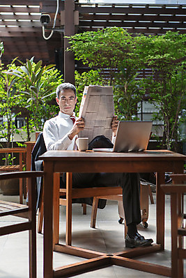 포토 JPG 주간 전신 서양인 외국인 백인 해외기획촬영 남자 2013년태국 40대 중년 의자 비즈니스 탁자 휴식 한명 들기 사람 앉기 정장 성인 야외 앞모습 노트북 직장인 비즈니스맨 복도 신문 신문읽기 커피잔 남자만 남자한명만 성인남자만 성인한명만 성인남자한명만 중년만 중년남자만 중년남자한명만 성인만 국내포토 자연요소 직업 1 옷 커피 뷰포인트 가구 컨셉 모션 잔 인종 간행물 전자제품 뉴스 읽기 파일형식