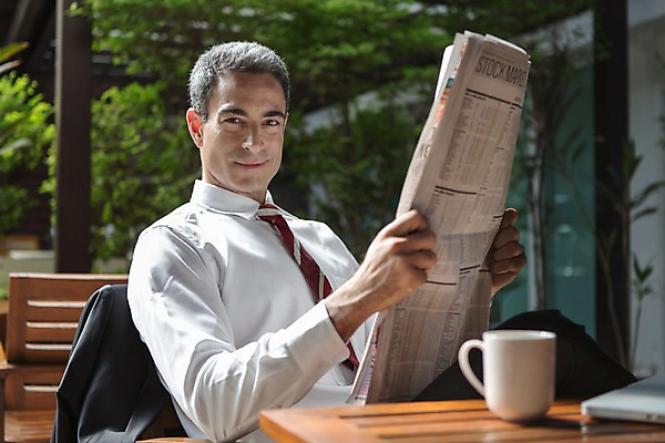 포토 JPG 주간 서양인 외국인 백인 해외기획촬영 남자 2013년태국 40대 중년 의자 비즈니스 휴식 한명 미소 들기 사람 앉기 정장 상반신 성인 야외 앞모습 직장인 비즈니스맨 복도 신문 신문읽기 커피잔 남자만 남자한명만 성인남자만 성인한명만 성인남자한명만 중년만 중년남자만 중년남자한명만 성인만 국내포토 자연요소 직업 1 옷 커피 뷰포인트 가구 컨셉 모션 잔 표정 인종 간행물 뉴스 읽기 파일형식