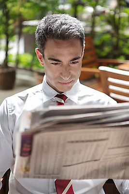 포토 JPG 주간 서양인 외국인 백인 해외기획촬영 응시 남자 2013년태국 40대 중년 비즈니스 휴식 한명 들기 사람 앉기 정장 상반신 성인 야외 앞모습 직장인 비즈니스맨 복도 신문 신문읽기 읽기 남자만 남자한명만 성인남자만 성인한명만 성인남자한명만 중년만 중년남자만 중년남자한명만 성인만 국내포토 자연요소 직업 1 시선 옷 뷰포인트 컨셉 모션 인종 간행물 뉴스 파일형식