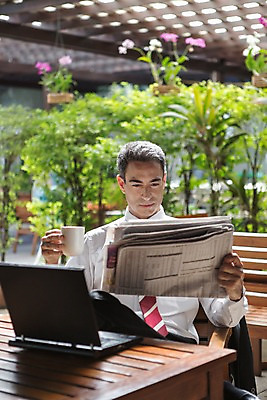 포토 JPG 주간 서양인 외국인 백인 해외기획촬영 남자 2013년태국 40대 중년 의자 비즈니스 탁자 휴식 한명 들기 사람 앉기 정장 상반신 성인 야외 앞모습 노트북 직장인 비즈니스맨 복도 신문 신문읽기 커피잔 읽기 남자만 남자한명만 성인남자만 성인한명만 성인남자한명만 중년만 중년남자만 중년남자한명만 성인만 국내포토 자연요소 직업 1 옷 커피 뷰포인트 가구 컨셉 모션 잔 인종 간행물 전자제품 뉴스 파일형식