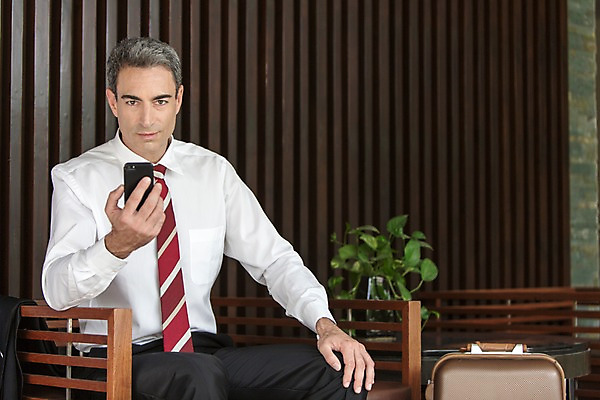 포토 JPG 서양인 외국인 백인 해외기획촬영 남자 2013년태국 40대 중년 의자 비즈니스 휴식 실내 한명 미소 들기 사람 앉기 정장 상반신 성인 앞모습 스마트폰 핸드폰 여행가방 웹서핑 직장인 비즈니스맨 복도 출장 남자만 남자한명만 성인남자만 성인한명만 성인남자한명만 중년만 중년남자만 중년남자한명만 성인만 국내포토 직업 1 옷 뷰포인트 가구 컨셉 가방 모션 표정 인종 내부 전자제품 스마트기기 파일형식