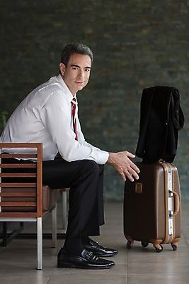 포토 JPG 전신 서양인 외국인 백인 해외기획촬영 남자 2013년태국 40대 중년 의자 비즈니스 휴식 실내 한명 미소 사람 앉기 정장 성인 옆모습 캐리어 직장인 비즈니스맨 복도 출장 남자만 남자한명만 성인남자만 성인한명만 성인남자한명만 중년만 중년남자만 중년남자한명만 성인만 국내포토 직업 1 옷 뷰포인트 가구 컨셉 모션 표정 인종 내부 여행가방 파일형식