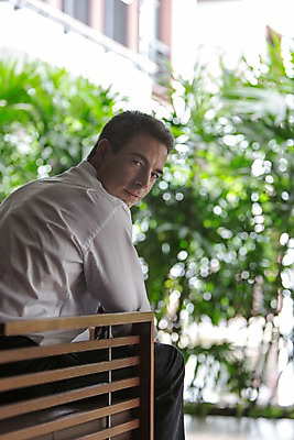 포토 JPG 주간 서양인 외국인 백인 해외기획촬영 남자 2013년태국 40대 중년 의자 비즈니스 휴식 한명 미소 사람 앉기 정장 상반신 성인 야외 뒷모습 직장인 비즈니스맨 뒤돌아보기 복도 남자만 남자한명만 성인남자만 성인한명만 성인남자한명만 중년만 중년남자만 중년남자한명만 성인만 국내포토 자연요소 직업 1 옷 뷰포인트 가구 컨셉 모션 표정 인종 파일형식