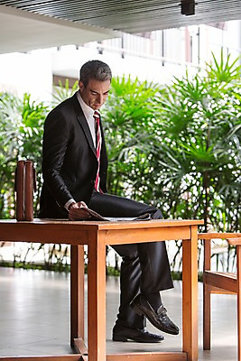 포토 JPG 주간 전신 서양인 외국인 백인 해외기획촬영 응시 남자 2013년태국 40대 중년 비즈니스 탁자 휴식 한명 사람 앉기 정장 성인 야외 앞모습 직장인 비즈니스맨 복도 신문 신문읽기 읽기 걸터앉기 남자만 남자한명만 성인남자만 성인한명만 성인남자한명만 중년만 중년남자만 중년남자한명만 성인만 국내포토 자연요소 직업 1 시선 옷 뷰포인트 가구 컨셉 모션 인종 간행물 뉴스 파일형식