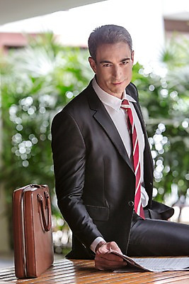 포토 JPG 주간 서양인 외국인 백인 해외기획촬영 남자 2013년태국 40대 중년 서류가방 비즈니스 탁자 휴식 한명 미소 사람 앉기 정장 상반신 성인 야외 직장인 비즈니스맨 복도 신문 신문읽기 걸터앉기 남자만 남자한명만 성인남자만 성인한명만 성인남자한명만 중년만 중년남자만 중년남자한명만 성인만 국내포토 자연요소 직업 1 옷 가구 컨셉 가방 모션 표정 인종 간행물 뉴스 읽기 파일형식