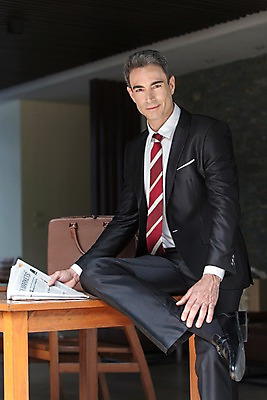 포토 JPG 주간 서양인 외국인 백인 해외기획촬영 남자 2013년태국 40대 중년 의자 서류가방 비즈니스 탁자 휴식 한명 미소 들기 사람 앉기 정장 상반신 성인 야외 앞모습 직장인 비즈니스맨 복도 신문 신문읽기 걸터앉기 남자만 남자한명만 성인남자만 성인한명만 성인남자한명만 중년만 중년남자만 중년남자한명만 성인만 국내포토 자연요소 직업 1 옷 뷰포인트 가구 컨셉 가방 모션 표정 인종 간행물 뉴스 읽기 파일형식